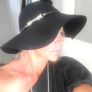 House of Harlow hat